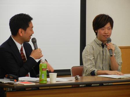 風間講師と恒川さんがマイクを手に持ちながら話をしている写真