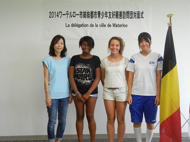 上田さん御一家2人と訪問団の女の子2人の写真