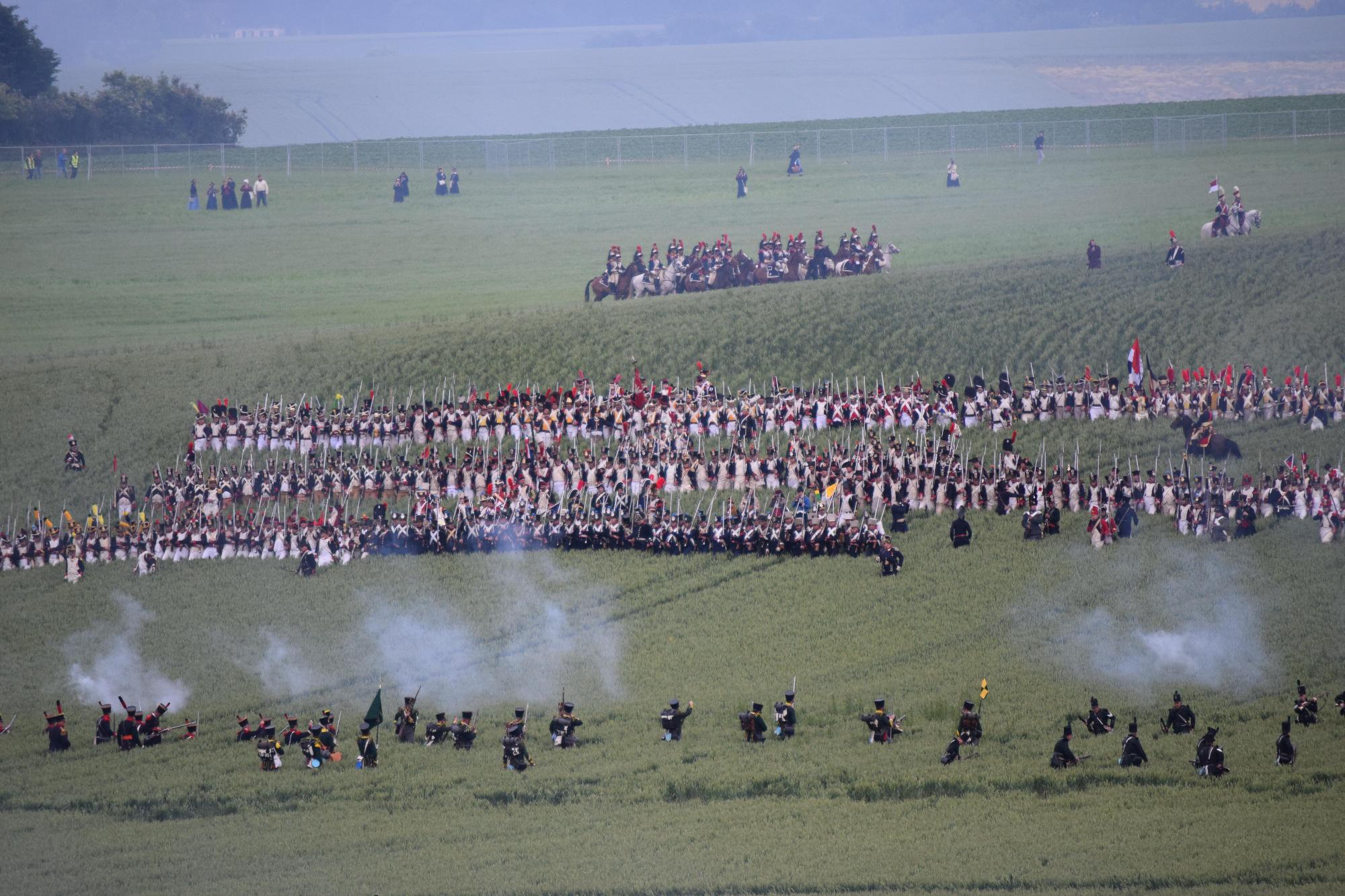 フランス軍の進撃とイギリスをはじめとするヨーロッパ連合軍の戦いを観客が見守っている写真
