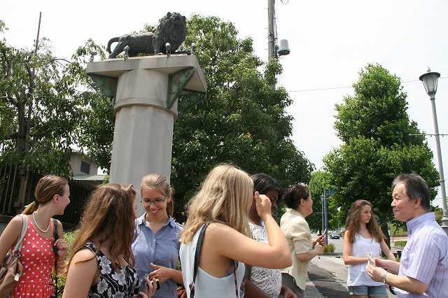 ライオン像を見学しているワーテルロー訪問団の学生たちの写真