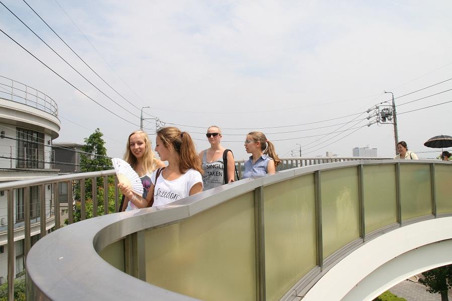 橋の上を歩いているワーテルロー訪問団の4人の女子学生の写真