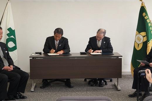 調印書にサインをしている市長と愛知医科大学関係者の写真