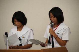 演壇に立って発表をしている2人の女子生徒の写真