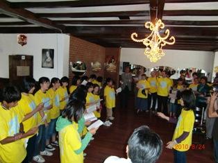 お揃いの黄色いTシャツを着て並んで立っている生徒たちの写真