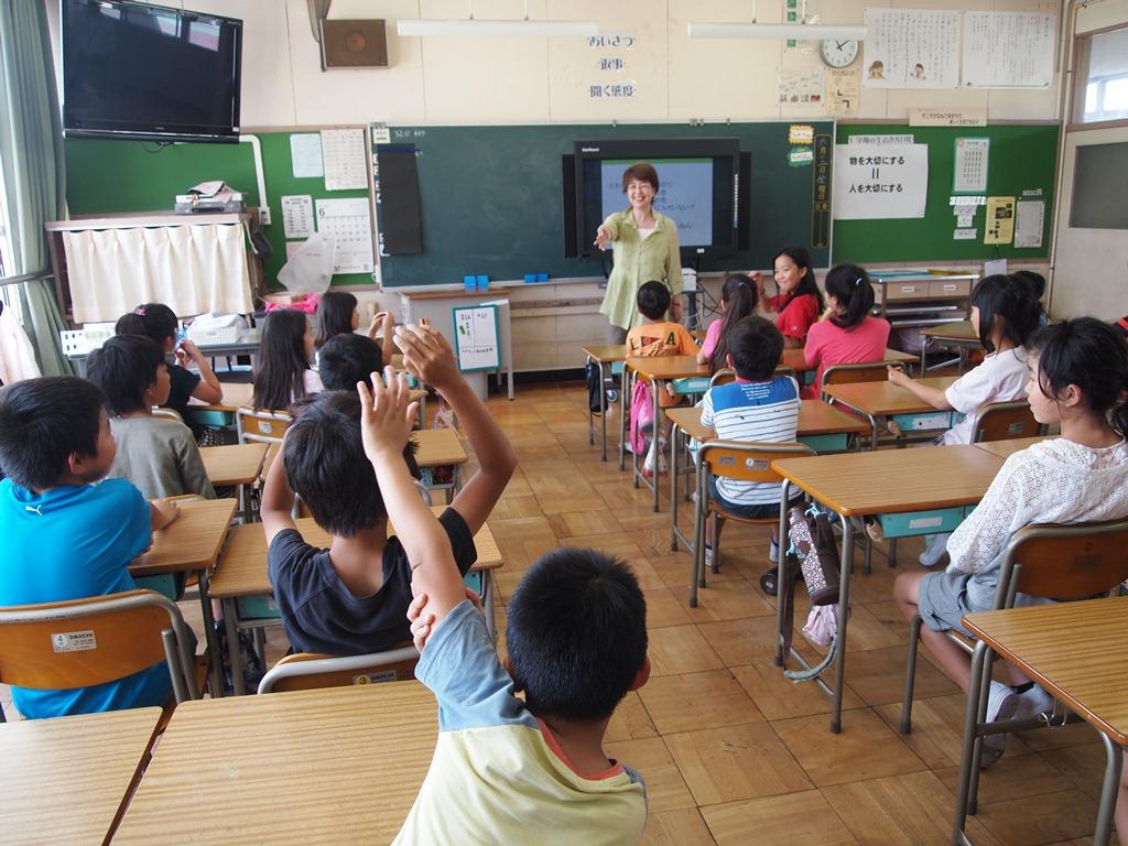 講師の方が前方に立ち、質問しようとしている児童が手を挙げている写真