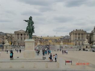 馬に乗った騎士の銅像があるパリの広場の写真