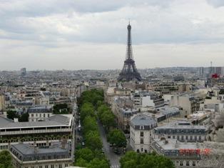 パリの街並みとエッフェル塔の写真