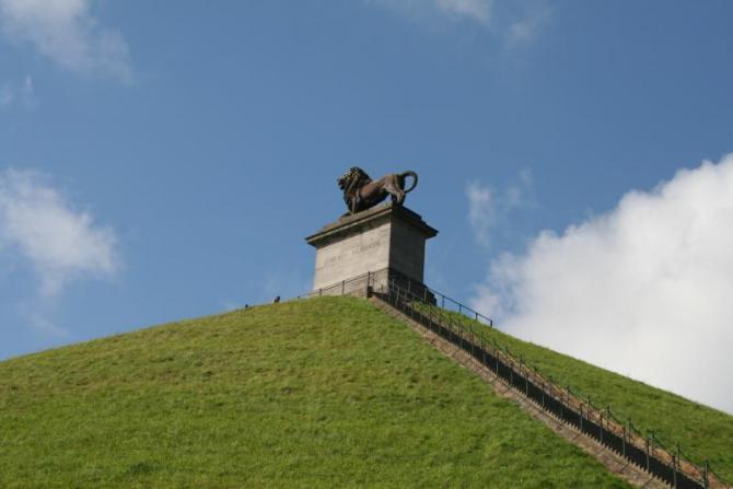 丘の上にライオン像が設置しているアップの写真