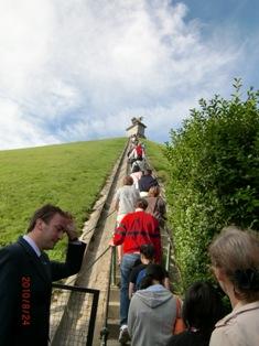 丘の上のライオン像に向かう階段を登っている生徒たちの写真
