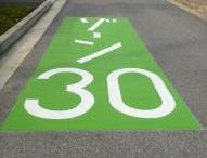 道路に白字でゾーン30と書かれ、緑色の配色がされてある写真