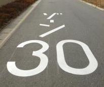 道路に白字でゾーン30と書かれてある写真