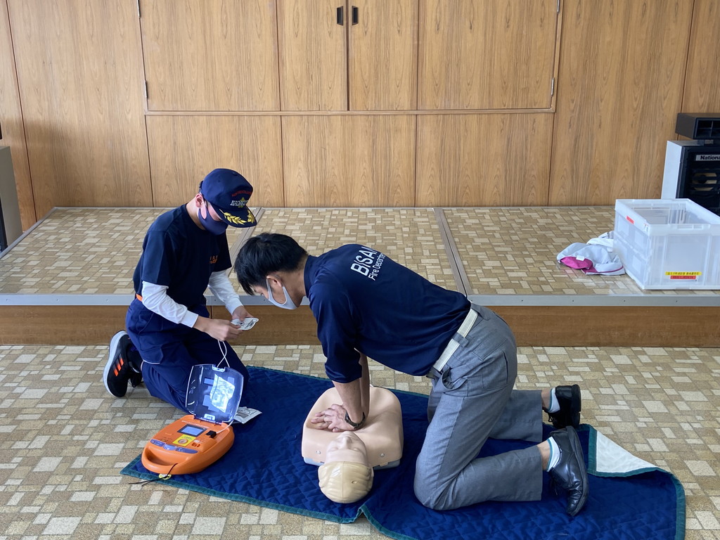 AEDの準備をする長久手市キッズ消防団員の写真