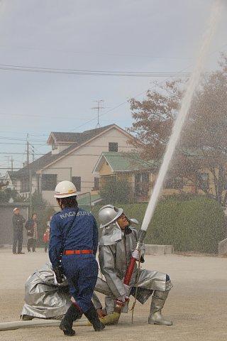 （南小）校庭にて消防署、消防団による放水訓練が行われている写真
