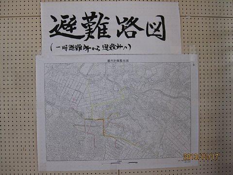 避難路図と書かれた紙の下に、避難経路の地図が貼られている写真