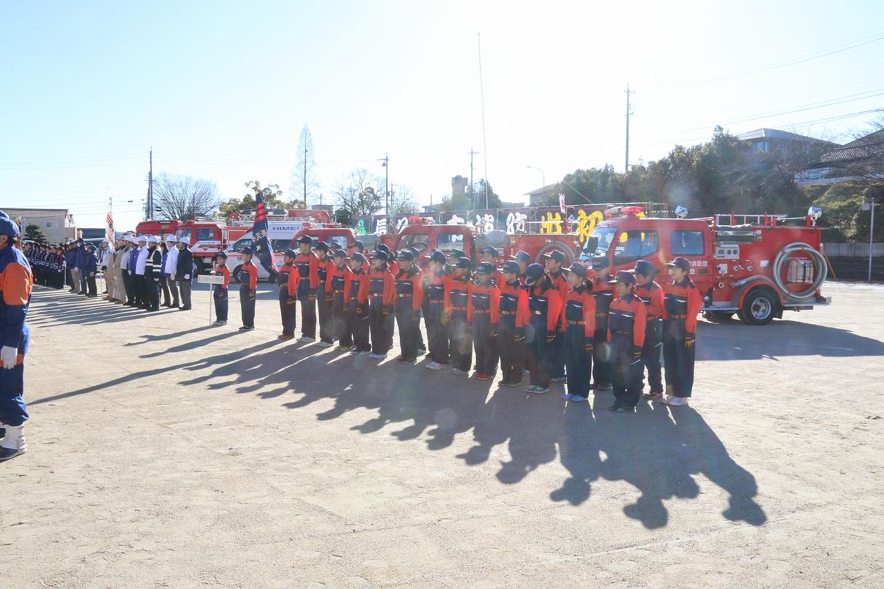 長久手市立西小学校のグラウンドで開催された出初式にてキッズ消防団員が消防車両の前で整列している写真