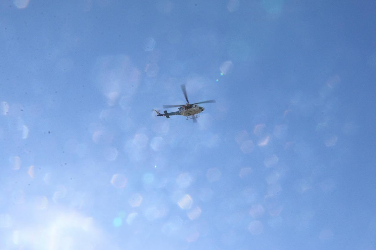 防災航空隊のヘリが空を飛んでいる写真