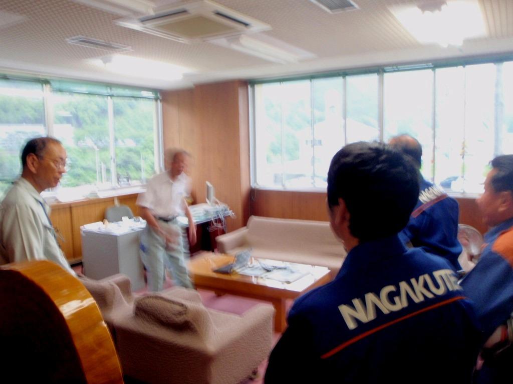 宮川町長と長渕副町長に面談する支援隊の写真