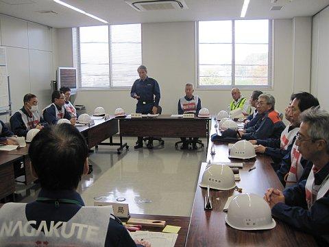 長机をロの字に囲んで職員が座り、災害対策本部訓練を行っている写真