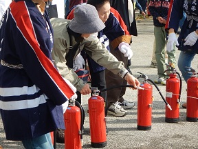 水消火器による初期消火訓練の様子