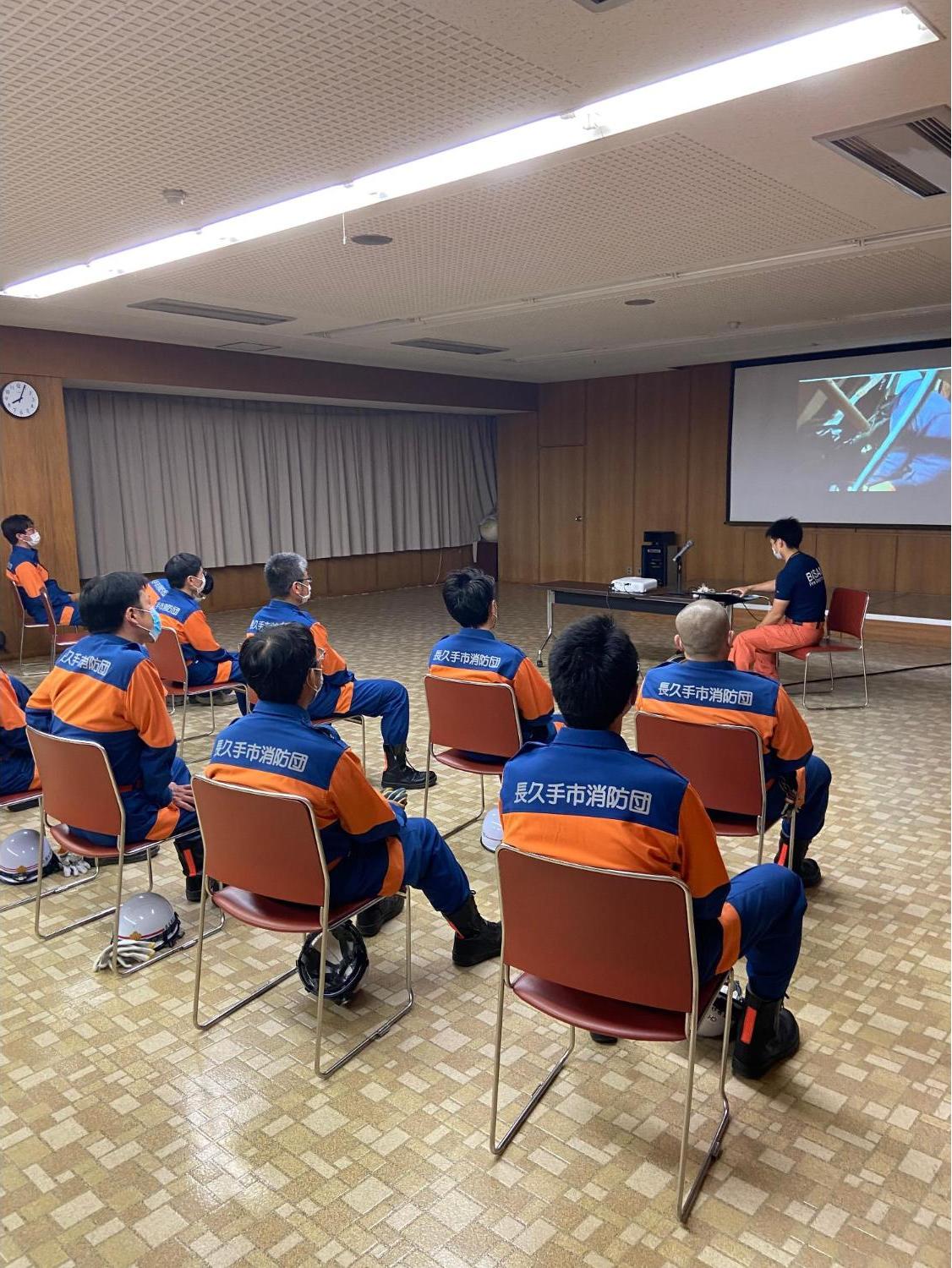 座学を受ける団員