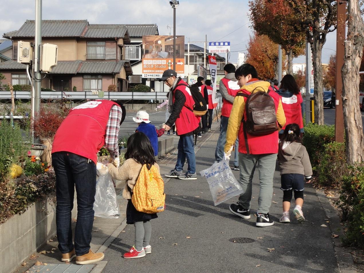 日東工業の参加者が袋をもちながら道路の清掃活動をしている写真