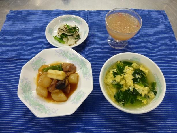 左手前に鶏肉と大根、その横に卵と小松菜がふんわりしているスープ、その後ろにカップに入ったゼリー、左奥の小皿にごま油和えがならんだ写真