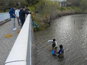 池の土をとっている様子2