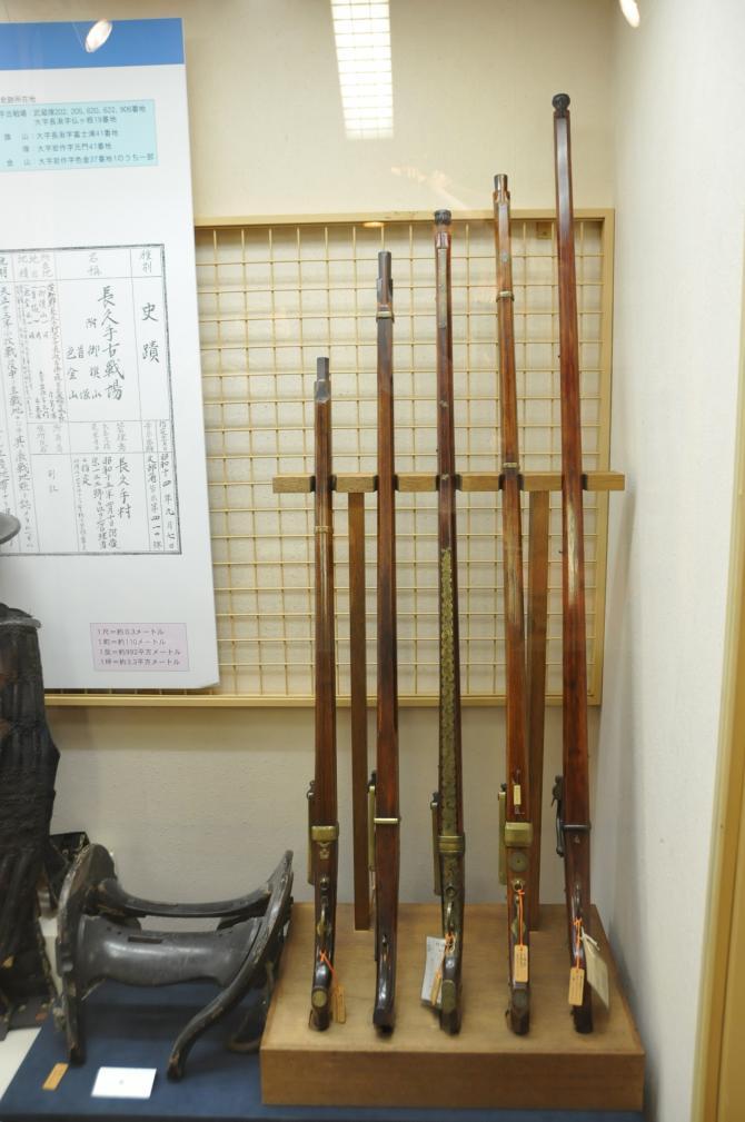 5本の長さの違う火縄銃が立て掛けて展示されてある写真