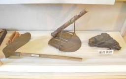 亜炭採掘時に使われた小さな鍬形のような道具と、亜炭の実物が展示されてある写真