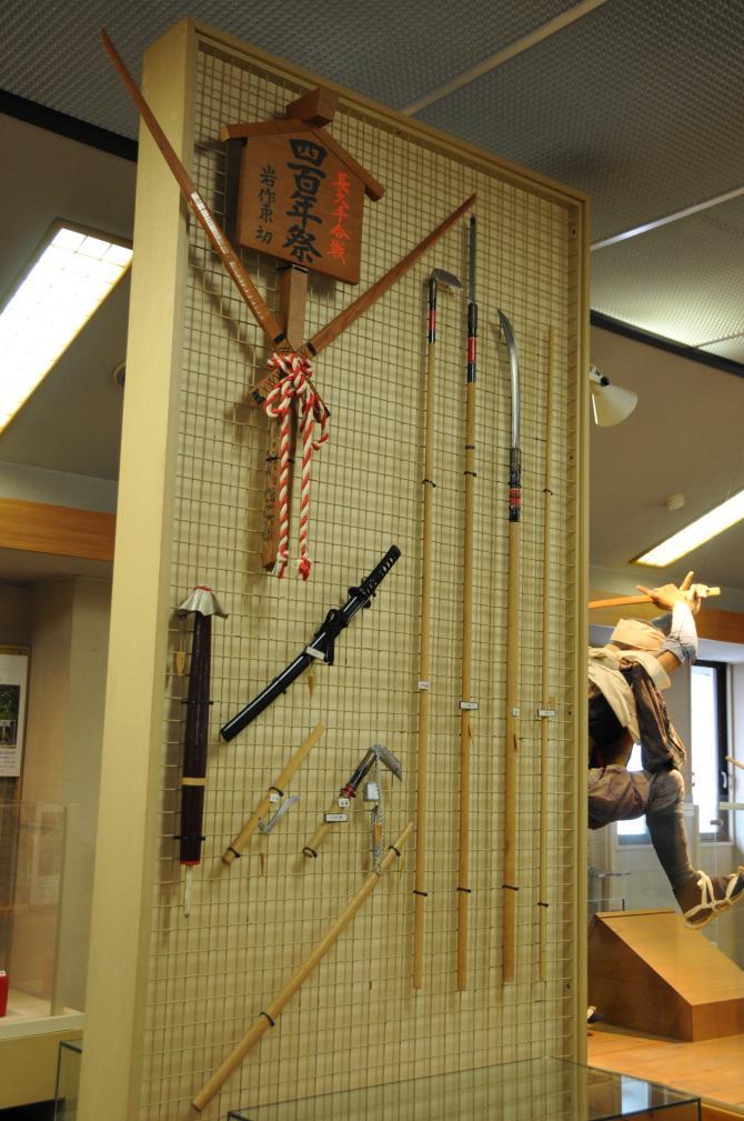 木太刀、鎌、刀、槍などが展示パネルに展示されてある写真