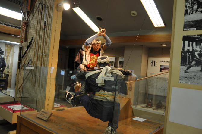 2人の男性が戦っている場面を再現している人形の展示物の写真