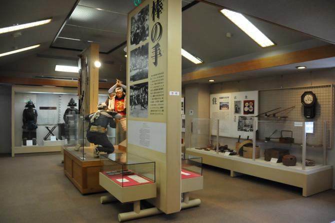鎧や時計などが展示されている郷土資料室2階の展示室の写真