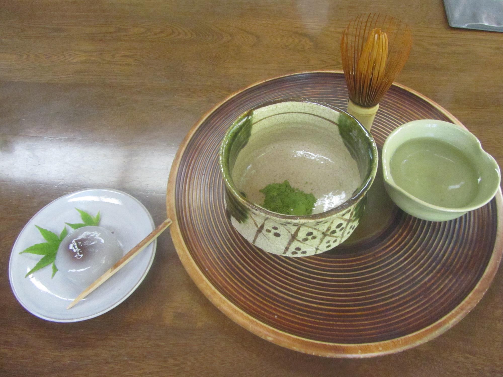 抹茶を点てる道具と和菓子