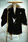 竹傘に黒色の着物のオマント衣装の写真