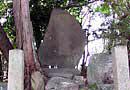 墓石に囲まれた大きな石碑が立てられている庄九郎塚の写真