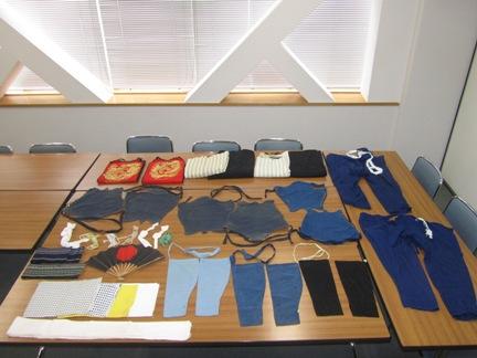 様々な衣装のパーツが机の上に並べられてある写真