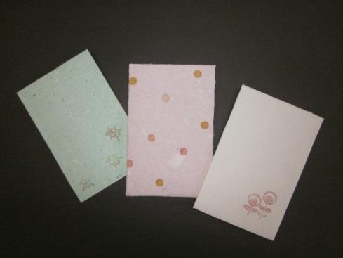 水玉模様や花の模様が描かれている3枚のつばさ紙すき製品の写真