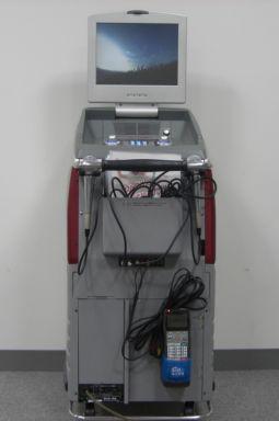 機械の上部にモニター画面が設置されているカラオケ機器 DAMの写真