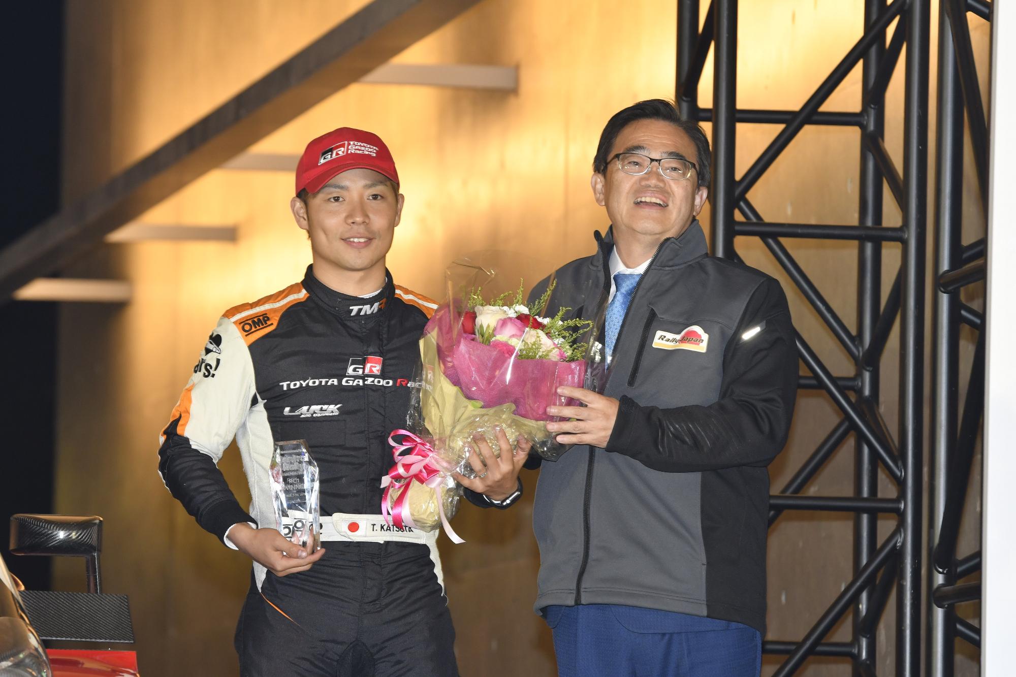 2019年に開催されたセントラルラリーで優勝し、愛知県知事に祝福される長久手市出身勝田貴元ドライバー