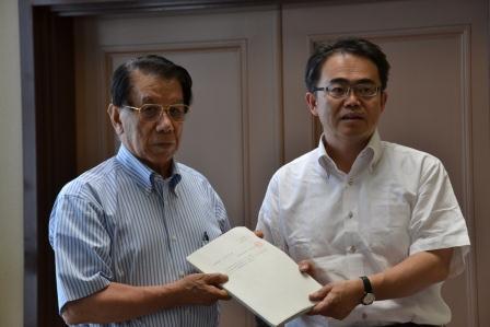 加藤前町長が大村県知事に申請書を手渡している写真