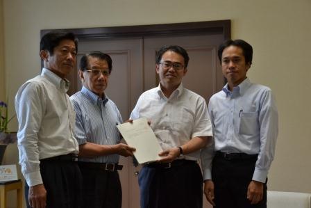 丹羽町議会議長、石井県議会議員、申請書を持っている加藤前町長と大村県知事の写真