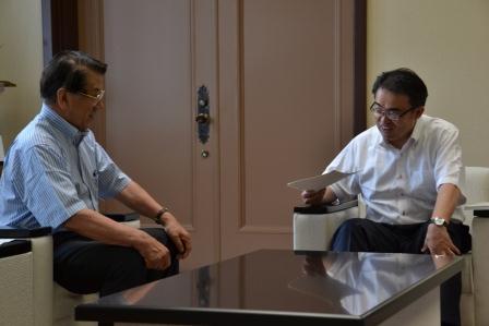 応接室のソファに腰かけて談笑している加藤前町長が大村県知事の写真