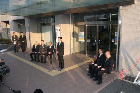 祝辞を述べている丹羽市議会議長とその両脇の椅子に腰かけている市長と4名の来賓の方々の写真