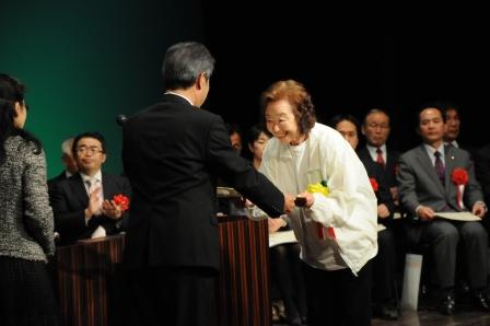 吉田一平市長から感謝状を受け取っている女性の写真