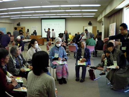 たくさんの人達が参加している幸せ実感フェスティバルの会場内の写真