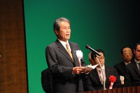 演壇に立ち、式辞を述べている吉田一平市長の写真