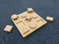丸、三角、四角、星や六角形などの形をした木製のパズルの写真