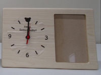 左側に時計、右側に写真を飾れる木製の置き時計の写真