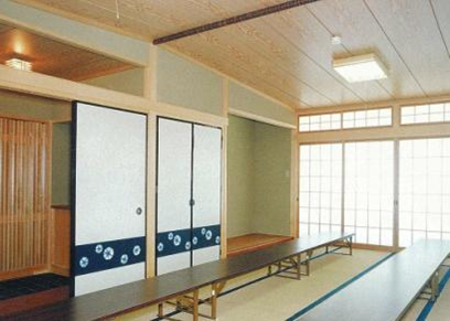 和室の部屋に長机えが並べられてある教養室の写真