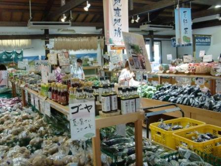 新鮮な野菜などが並べられている直売所の写真